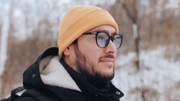 Sinfonia Neve Criando Uma Sinfonia Passos Neve Homem Com Óculos — Vídeo de Stock