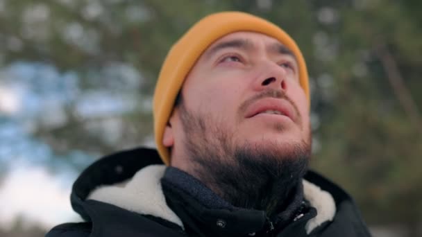 Winter Symphony Bearded Caucasian Trailblazer Embarking Wintertime Hike Frozen Exploration — Stock Video