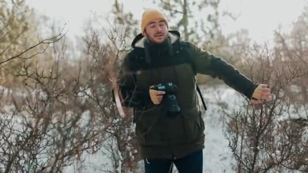 Χειμερινό Ταξίδι Φακού Ένας Μοναχικός Πεζοπόρος Σακίδιο Και Φωτογραφική Μηχανή — Αρχείο Βίντεο