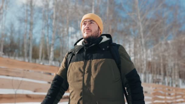 与一位白种人探险家一起踏上冬季远足的幸福旅程 展示慢动作雪地远足的喜悦与美丽 — 图库视频影像