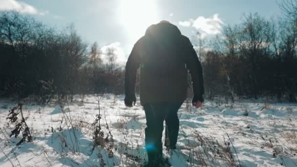 Bir Latin Yürüyüşçüyle Kış Sporu Deneyimi Yaşayın Buzlu Açık Havaya — Stok video