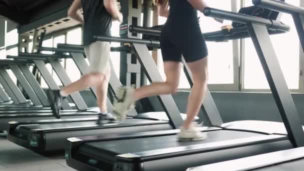 Hispánec Americký Pár Běhají Běžecký Pás Fitness Posilovně Kavkazský Muž — Stock video