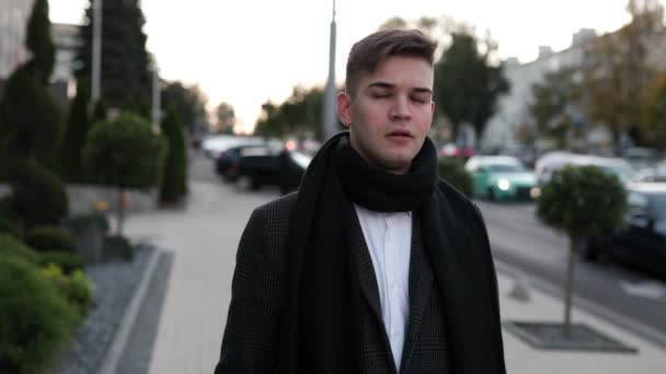 Jeune Homme Affaires Confiant Dans Costume Sur Mesure Flânant Dans — Video