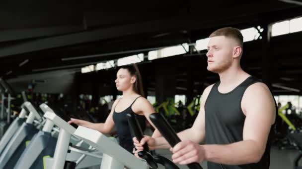 坚定的美国男人和女人通过一系列腹部运动锻炼他们的核心力量 精力充沛的西班牙裔美国人与美国人共同锻炼促进健康 — 图库视频影像