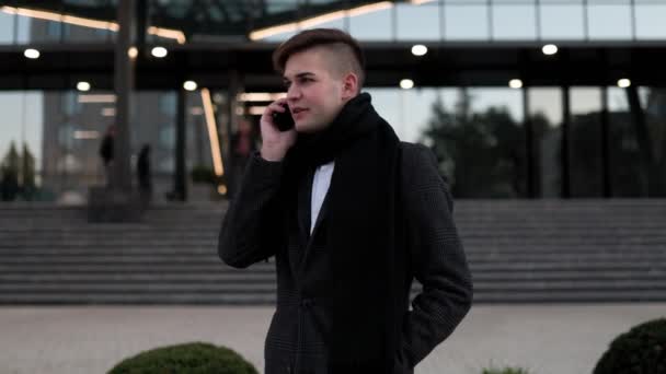 Portrait Jeune Homme Affaires Américain Avec Téléphone Portable Respirant Confiance — Video
