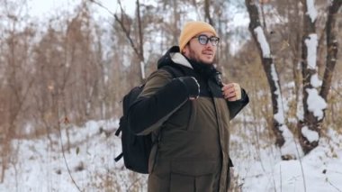 Frosty Freedom bir özgürlük hissi uyandırıyor, Kafkasyalı bir yürüyüşçü kışın keşif sanatını memnuniyetle kucaklıyor, bir sırt çantasıyla karlı patikalarda geziniyor, özgürlüğün tadını çıkarıyor.