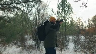 Donmuş Çerçeve Seferi Genç bir fotoğrafçı kış yolculuğunu gözler önüne seriyor, maceralı bir yolculukta karla dolu manzaraların özünü yakalıyor..