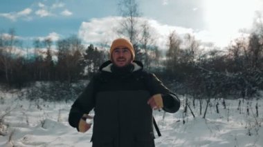 Kış Dönüşü kışın cazibesinin özünü yakalayan Amerikalı bir maceracı, kış hayalinin kalbinde bulunan büyüyü canlandırarak bir an donar.,