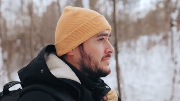 一个有决心的白人男子勇敢地爬过雪地小径 参加了一场令人兴奋的极端冬季运动 — 图库视频影像