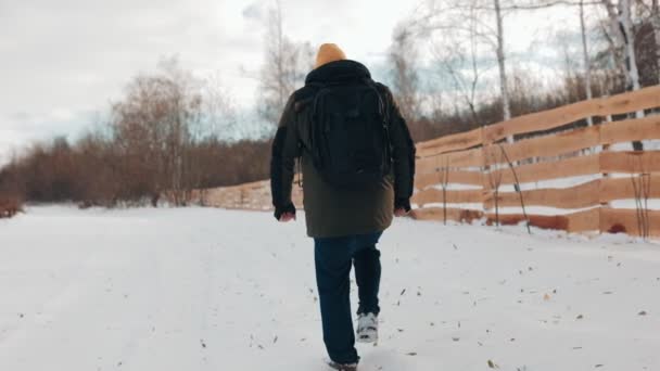 Únete Expedición Invierno Excursionista Hispano Caminando Atravesando Senderos Nevados Capturando — Vídeos de Stock