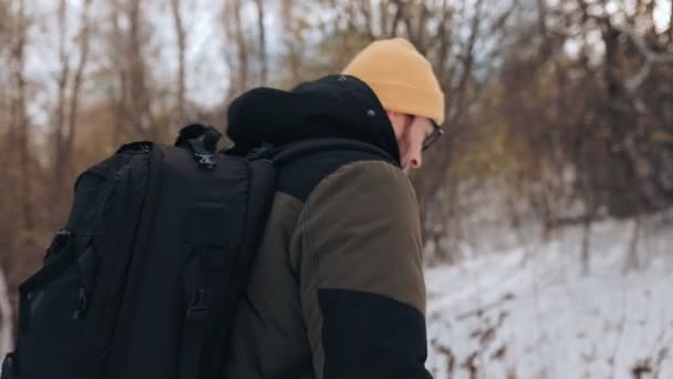 Únete Expedición Invernal Hombre Que Camina Con Una Mochila Mientras — Vídeo de stock