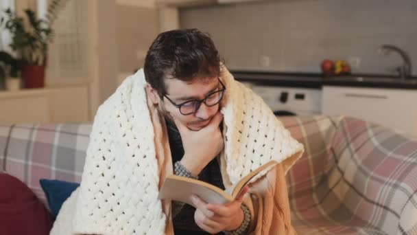 Hűtött Magány Egy Szemüveges Fiatalember Elmerül Egy Könyvben Meleget Keres — Stock videók