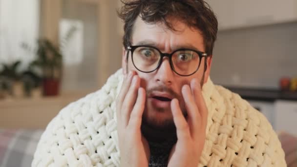 Expresivní Faciální Reakce Detailní Záběr Zachycující Muže Vousy Brýlemi Překvapeným — Stock video