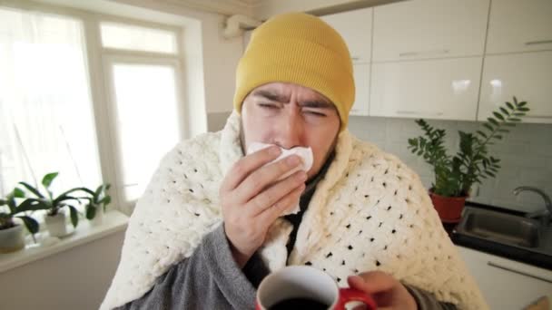 Estresse Jovem Barbudo Lutando Contra Gripe Envolto Edredom Sentado Uma — Vídeo de Stock