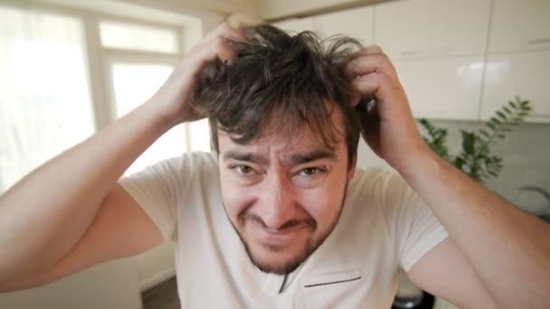 Tento Detail Odhaluje Okamžik Zranitelnosti Zachycuje Rozcuchané Vlasy Škrábání Hlavě — Stock video