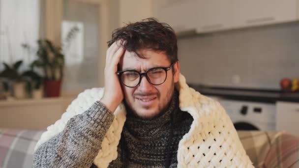 Mand Kæmper Med Influenza Dette Billede Fanger Mand Briller Modigt – Stock-video