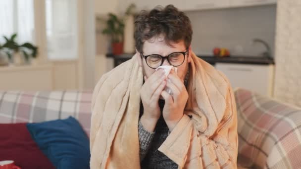 Säsongsbunden Obehag Glas Bär Man Hanterar Influensa Genom Att Torka — Stockvideo
