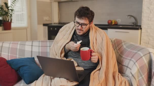 Grip Teknoloji Adamı Gözlüklü Adam Dizüstü Bilgisayarla Konuşuyor Evde Grip — Stok video