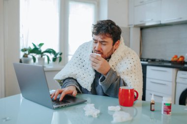 Genç, sakallı bir Kafkasyalı, evdeki griple savaşırken mevsimsel hastalıkların zorluklarını yaşıyor. Öksürme ve hapşırma, birey bir yorgana sarılır ve dizüstü bilgisayarın yanında bir eve yerleştirilir.