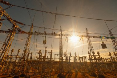 Yüksek Voltaj Aktarımının Karmaşık Ağı 'nı keşfedin. Mühendislik Sanatına tanık olun. Bu Çelik Yapılar peyzajı aşıp Dünya 'mıza enerji dağıtıyor..