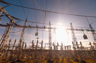 Yüksek voltaj hatları erişimlerini bir endüstri istasyonuna genişletirken Endüstrinin Kalbinin içine adım atın. Bu kudretli yapılar vasıtasıyla Fabrikalara ve Bitkilere Güç Bağlantısına Tanık Ol.