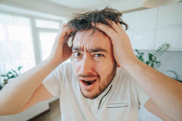 Сила чуда прекрасно запечатлена в этом заколдованном крупным планом, где взъерошенные волосы обрамляют лицо с изумленным видом и завораживающими зрителями.