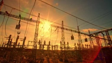 Bu yüksek voltajlı zaman atlaması ile Yarının Güç Şebekesi 'ne hızlı ilerleyin. Enerji Kuleler ve Kablolar Arasında Yarıştıkça Elektrik Dansı Açılıyor.