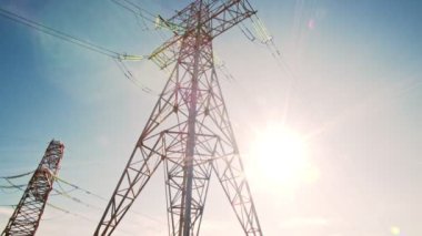 4K 'de yüksek gerilim hatlarının yakın çekimi ile Enerji Bağlantısının Güzelliğini Deneyin. Bu çelik yapılar elektrik iletim ağımızın belkemiğidir..