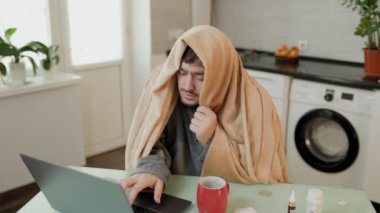 Grip Savaşçısı Sakallı Adam Yudumlar, Laptopta Çalışır, İçişleri Bakanlığı Soğuğuna Batmış. Mutfak Köşesinde Mevsimlik Samimiyet.
