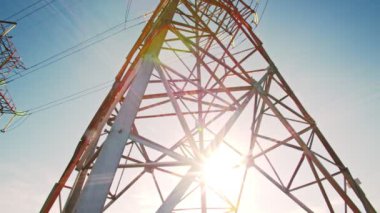 Teknolojinin Doğa Yüksek Voltaj Hatları ile Buluştuğu Büyüleyici Enerji Ağı. Modern Yaşamlarımızı Güçlendiren Çelik Şebekeyi Deneyin Bu Nefes Kesen Elektrik Gösterisinde.