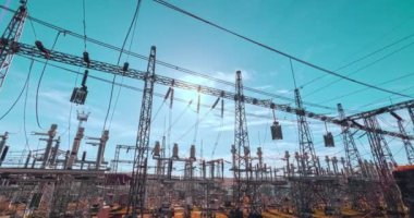 Hayal gücünüzü, yüksek voltaj hatlarının bu hızlandırılmış zaman akımıyla çalıştırın. Elektrik 'i Kaynak' tan Trafo İstasyonuna Taşıyarak Şebeke Canlanırken İzleyin.
