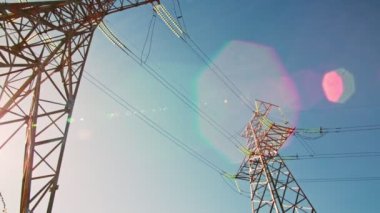 Bir Voltaj Vista 'sı Yüksek Voltaj Hatları' nın 4K görüntüsüyle bekliyor. Enerji ve Elektrik Taşıyan Kudretli Yapılar 'a tanık olun, İnsan Yaratıcılığına Bir Ahit.