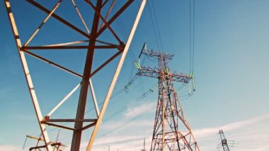 Mühendislik Mükemmelliği Yüksek Voltaj Hatları Dünyası 'na En İyi Dalışında. Bu Çelik Devler Hayatımızı Güçlendiren Ağı oluşturarak Teknolojik Başarı 'nın İnanılmaz Gösterisini Yaratıyorlar..