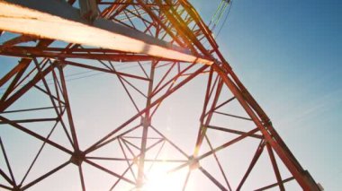 Yeryüzünün üstünde ve gökyüzünde yüksek voltaj hatlarının 4K görüntüsüyle süzülür. Çelik Devler 'e Kuşbakışı Bakış Akımı ile Elektrik ve Güç Dünyamıza..