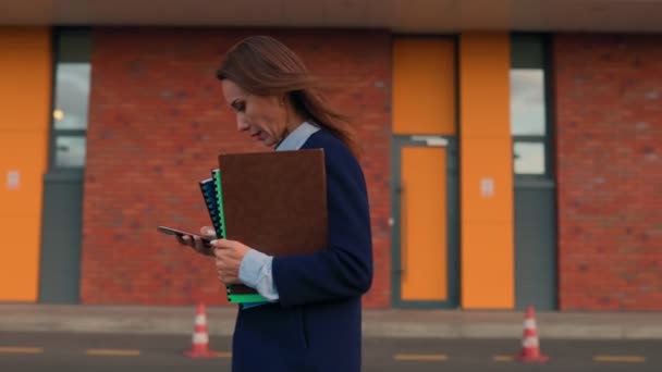 Elegant Troubleshooter Beautiful Woman Walking Business Holds Her Smartphone Holding — Stock Video