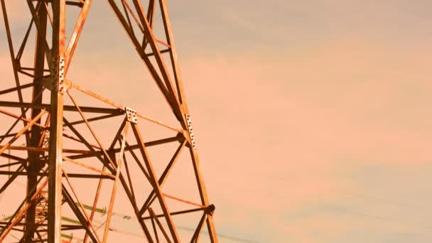 Yüksek Voltajlı Hatlar Erişimlerini Bir Elektrik Santraline Uzatırken Kudretli Pylon — Stok video