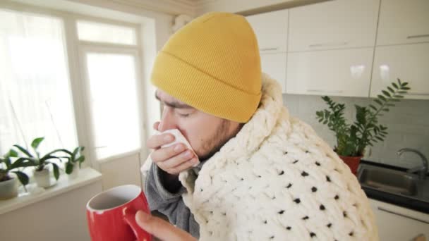 Egy Stresszes Szenvedő Szakállas Fiatalember Megbirkózik Influenzával Miközben Paplanba Van — Stock videók