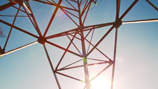 Sersemletici Berraklıktaki Yüksek Voltajın Ham Gücü Tecrübe Edin Kuleler Direkler — Stok video