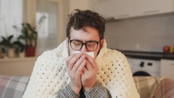 Gözlüklü Öksürük Rahatlatıcı Adam Mevsimsel Griple Mücadele Bir Yorgana Sarılıp — Stok video