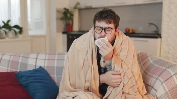 Edredons Quente Abraçar Homem Com Óculos Batalhas Doença Sazonal Experimentando — Vídeo de Stock