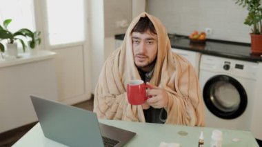 Ev ofisteki yorgan giymiş adam griple boğuşuyor, dizüstü bilgisayarın başında öksürüyor. Sıcak mutfakta yakalanan mevsimsel dertler, bir dayanıklılık öyküsü..