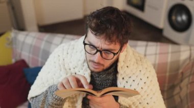 Okuma Deneyimi Yaşayan Gözlüklü Hayret Edici Erkek Kitap Tarafından Büyülenmiş, Kalkmış Parmak ile Bir Merakın İfadesini Giyiyor, Yazılı Kelimenin Mucizelerine Batmış