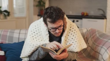 Meraklı Anlara dalmış Gözlüklü Adam Kitap okuyor, İfadesi Hayret Dolu, Büyülü Parmak ile Mucizeler Taşıyor