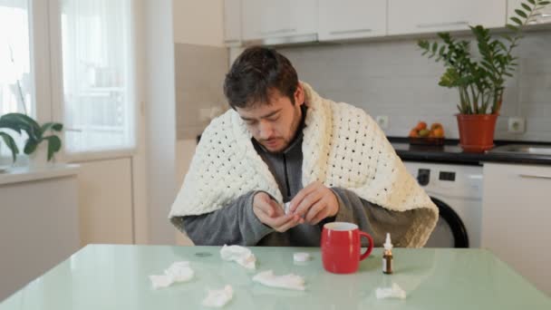 Homem Barbudo Visivelmente Estressado Sofrendo Toma Pílulas Gripe Casa Enquanto — Vídeo de Stock