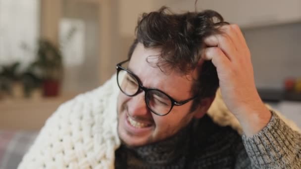 Close Dermatologická Výzva Objektivní Zobrazení Zachycující Muže Vousy Brýlemi Škrábající — Stock video