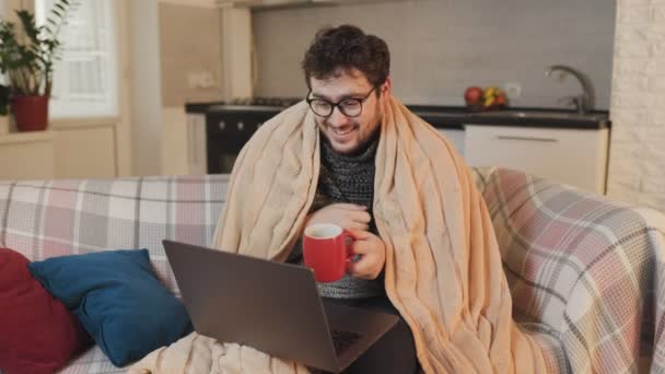Virtual Chat Real Struggle Masculino Com Óculos Fala Laptop Enfrentando — Vídeo de Stock