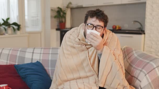 Homebound Healing Man Eyeglasses Enfrenta Gripe Sazonal Tosse Espirros Procurando — Vídeo de Stock