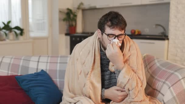 Εσωτερική Γρίπη Σκηνή Νεαρός Άνδρας Γυαλιά Ντυμένος Παπλώματα Αντιμετωπίζει Γρίπη — Αρχείο Βίντεο