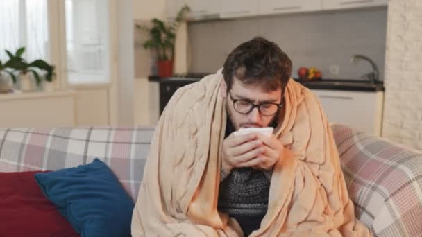 Szemüveg Házi Ember Ölelésében Szezonális Betegség Köhögés Tüsszentés Paplanba Burkolózva — Stock videók