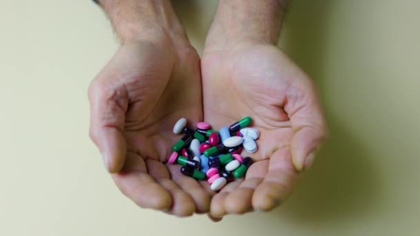 Закройте Неузнаваемые Руки Большим Количеством Таблеток Разного Цвета Концепция Здравоохранения — стоковое видео
